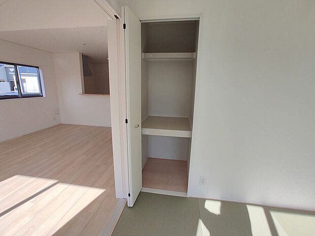 押し入れは上段に布団を、下段部分をおもちゃ箱入れとして活用される方が増えてます。