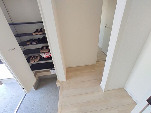 玄関を開けたらシューズボックス、使いやすい配置です。