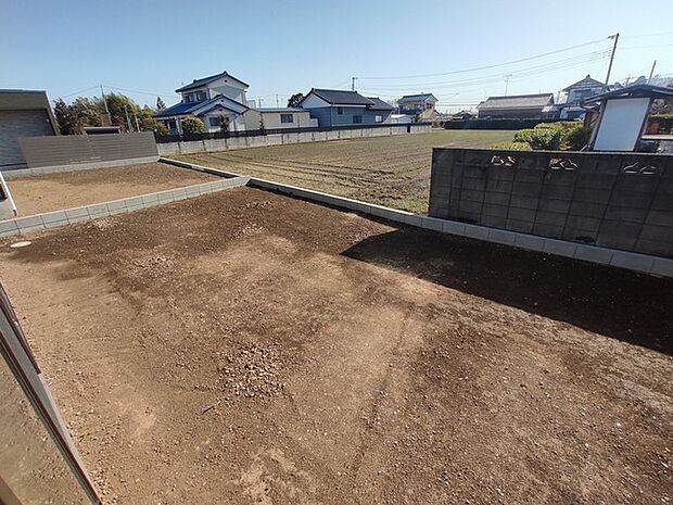 車通りの少ない閑静な住宅地、のびのびした子育てに適します。 