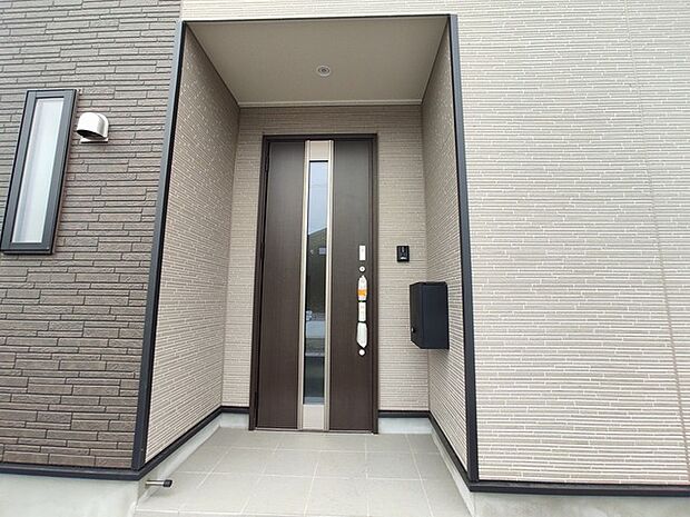 ポーチのついた新築分譲物件。玄関の印象はいかがでしょうか?入口からご覧ください。