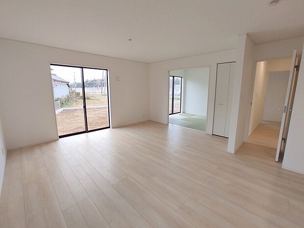 LDK+隣接和室、開放すれば計約25帖。おもてなしスペースにもどうぞ。