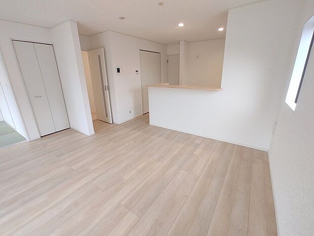 ご家族みんながゆったりくつろげる広々リビング。