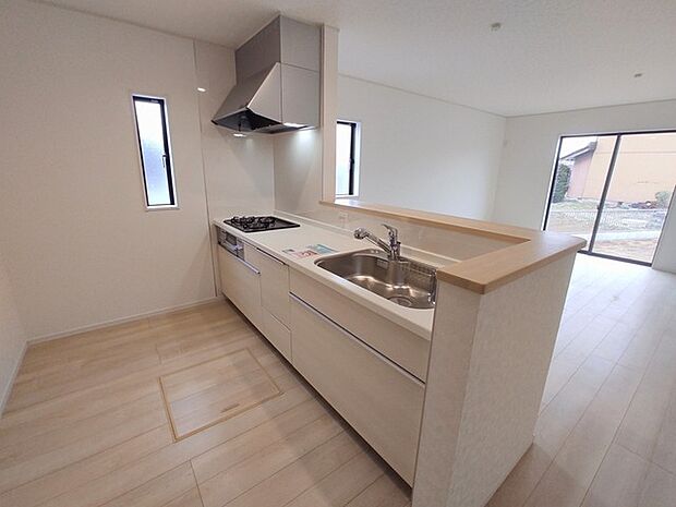 カウンターからはリビングが広く見渡せ、ご家族とのコミュニケーションも弾みます。