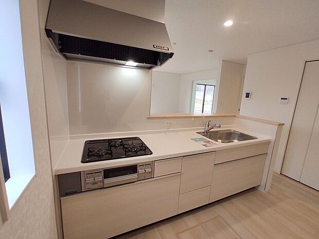 キッチンの性能が上がれば、いつものお料理も楽しくなりますね。料理をしながらでも、ご家族との会話を楽しめる対面キッチン。