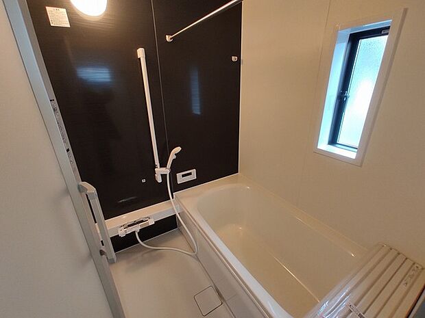 浴室は湿気がたまりやすく、換気扇だけでは心配。窓をあければお風呂がカラっと乾きます。