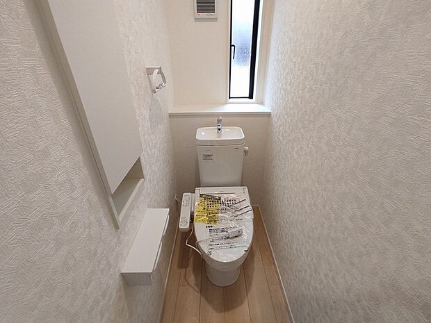 ウォシュレット機能付き。憩いの場としてひそかに注目度の高いお手洗いにもご注目ください。 