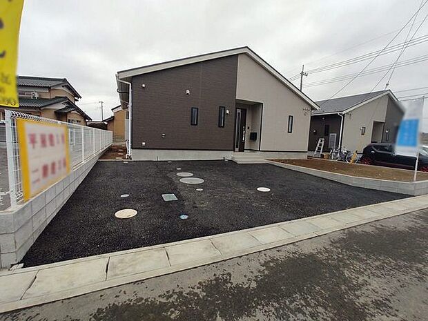 並列2台駐車可能な、ゆとりのカースペースがここに。  