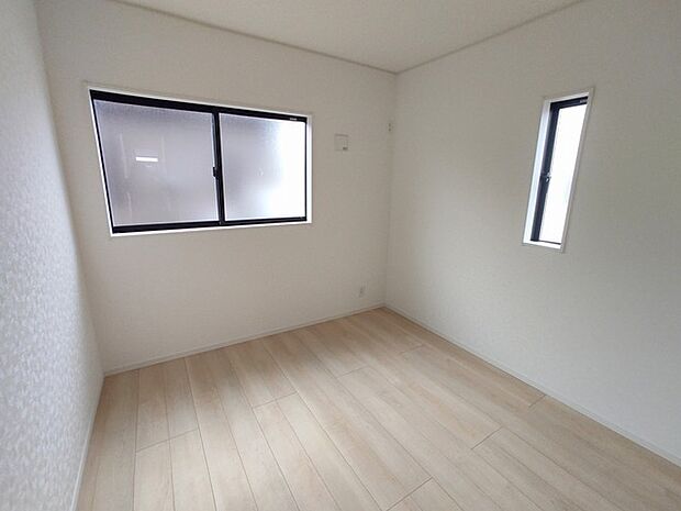 今からここを誰のお部屋にしようか、そんな洋室。