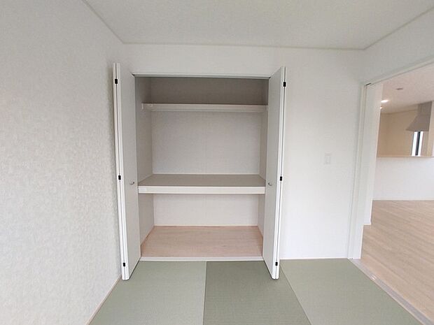 押し入れは上段に布団を、下段部分をおもちゃ箱入れとして活用される方が増えてます。 