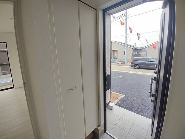 玄関を開けたらシューズボックス、使いやすい配置です。 