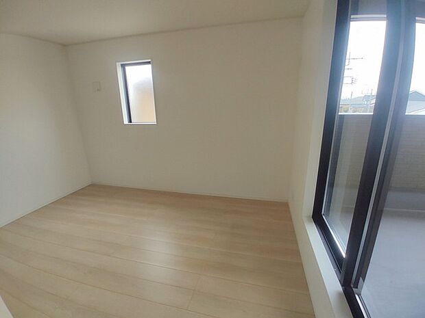 広々バルコニーから、たっぷり太陽の恵みが得られます。