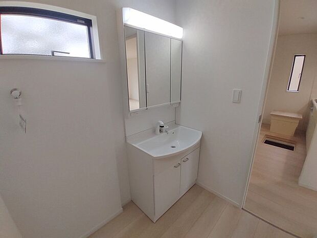 三面鏡を採用した洗面化粧台。鏡の裏にも収納スペースがあります。