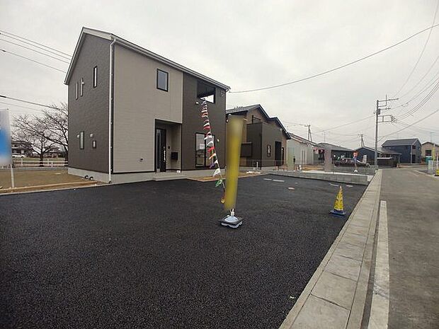 駐車が苦手な方にも嬉しい、前面5ｍ道路に面した住まい。 