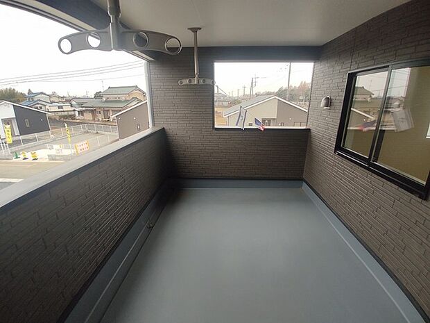 ゆとりの広さを確保したバルコニー。お布団を干すのも、この広さならラクラク。いつも忙しいご家庭に嬉しいインナーバルコニーの家。