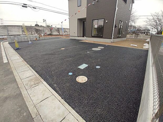 並列2台駐車可能な、ゆとりのカースペースがここに。