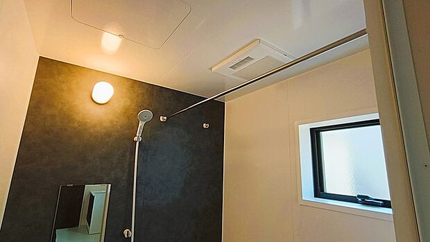 空気もこもらず、いつもクリーンな浴室乾燥機付。 