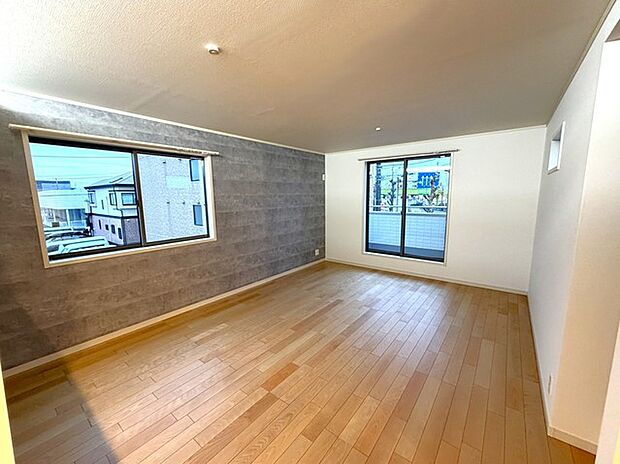 落ち着きのあるカラークロスでくつろげるリビングになっております〇