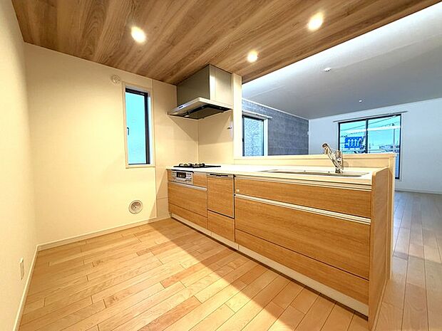 カウンターからはリビングが広く見渡せ、ご家族とのコミュニケーションも弾みます。