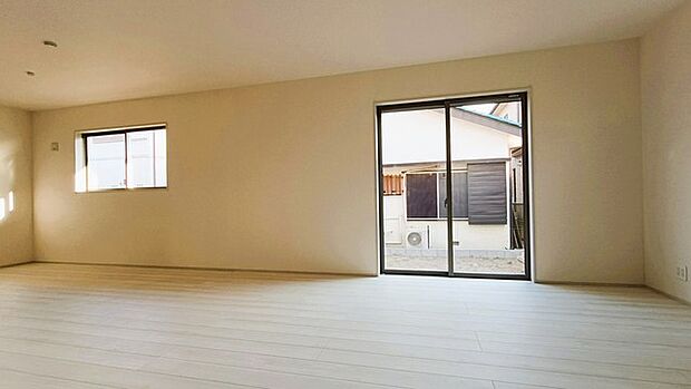 ご家族みんながゆったりくつろげる広々リビング。