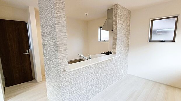 大画面TVの配置も可能なワイドリビングは約20帖。