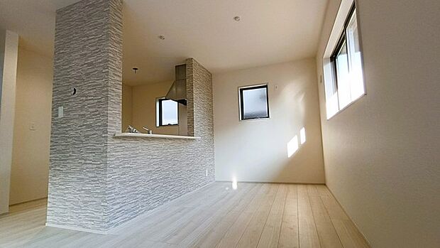 新築の木の匂いのする室内。写真では伝わらないので、ぜひ現地でお確かめください。 
