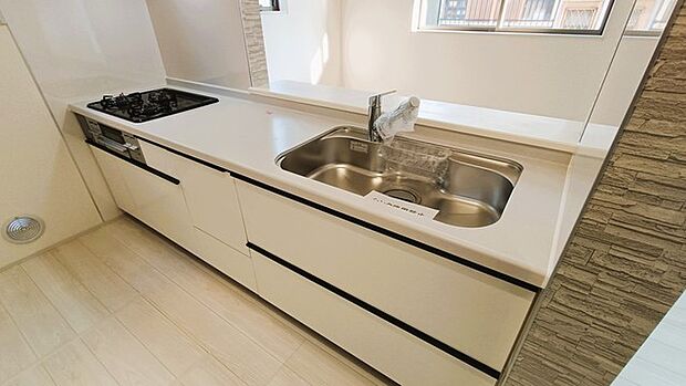 料理をしながらでも、ご家族との会話を楽しめる対面キッチン。 