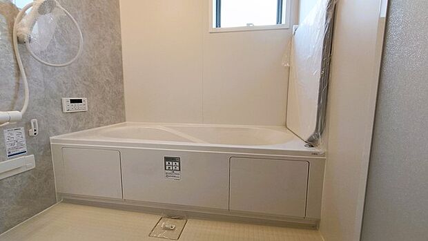 広々1坪タイプのゆったり浴室ユニット。防カビ・抗菌素材なのもうれしい。