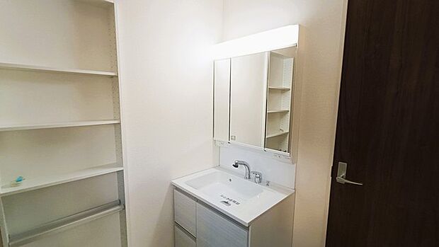 たっぷりの収納を設けたシャワー付洗面台で快適な暮らし。