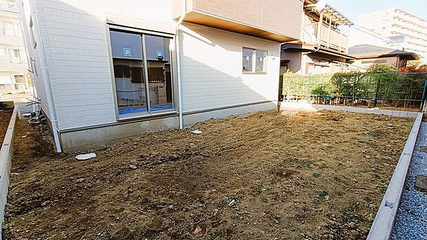 広々とした南庭は、太陽の下のリビングかもしれません。