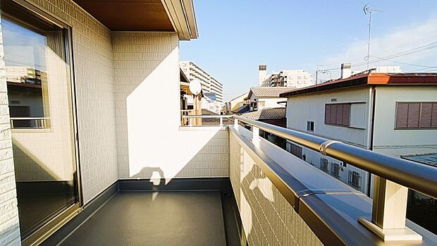 ゆとりの広さを確保したバルコニー。お布団を干すのも、この広さならラクラク。