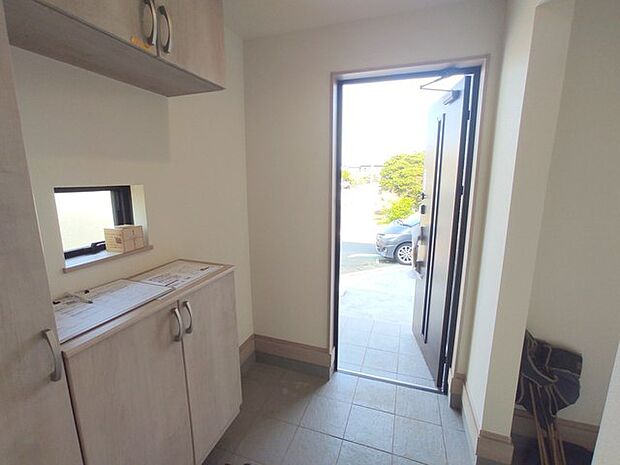 シンプルなデザインの玄関収納。