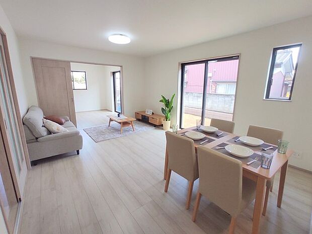 朝から日差しいっぱい、 早起きしたくなるLDK。