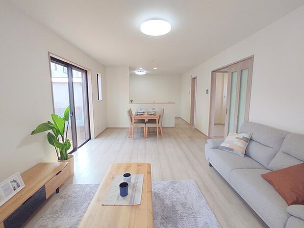 ご家族みんながゆったりくつろげる広々リビング。