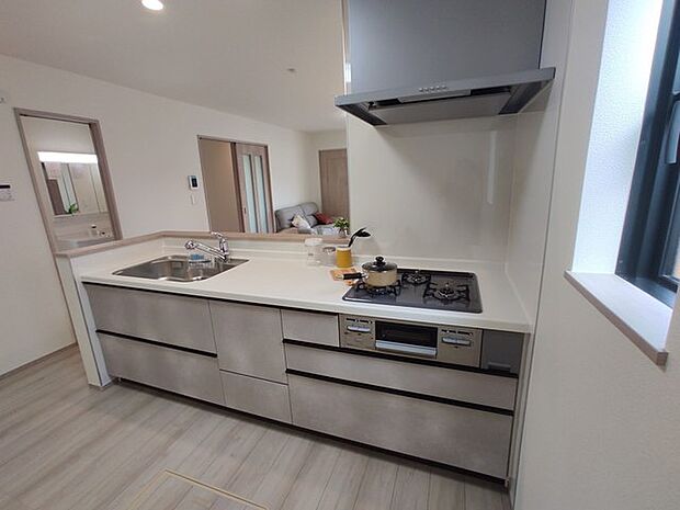 カウンターからはリビングが広く見渡せ、ご家族とのコミュニケーションも弾みます。