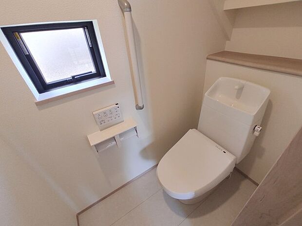 バリアフリーの取り組み。お手洗いにもしっかり手すりがある配慮が嬉しい。