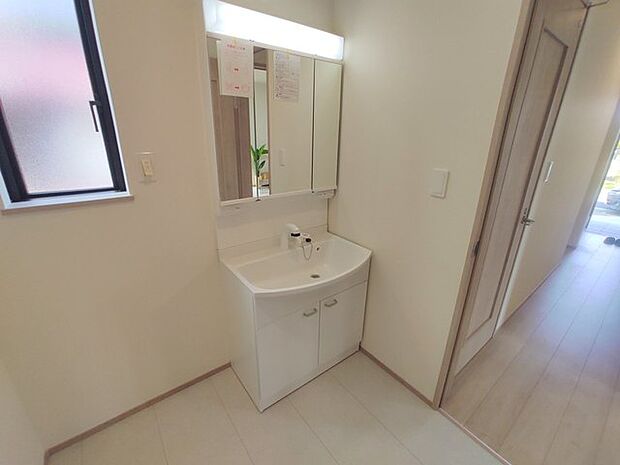 ワイドなボウルにハンドシャワー水栓が付いた洗面化粧台。