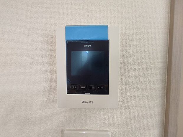 来客がカラーでわかるインターフォン。防犯面においてカメラがあることは嬉しいですね。