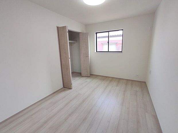 こちらの洋室は誰にも使いやすいサイズ感、6帖です。