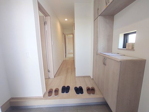 誰も住んだことのない家の玄関スペース。あたらしい木のにおいを感じていただけると思います。