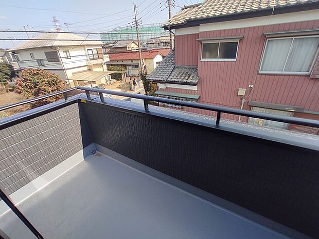 住宅街の中の一戸建て、あたりはほとんど住宅です。