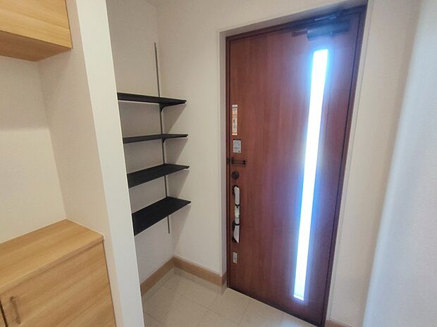 誰も住んだことのない家の玄関スペース。あたらしい木のにおいを感じていただけると思います。 