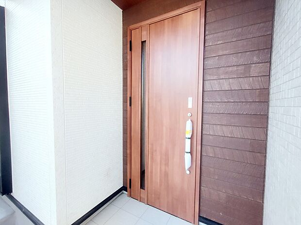 新築の玄関扉。きっと今のお家より重厚感が違います。 