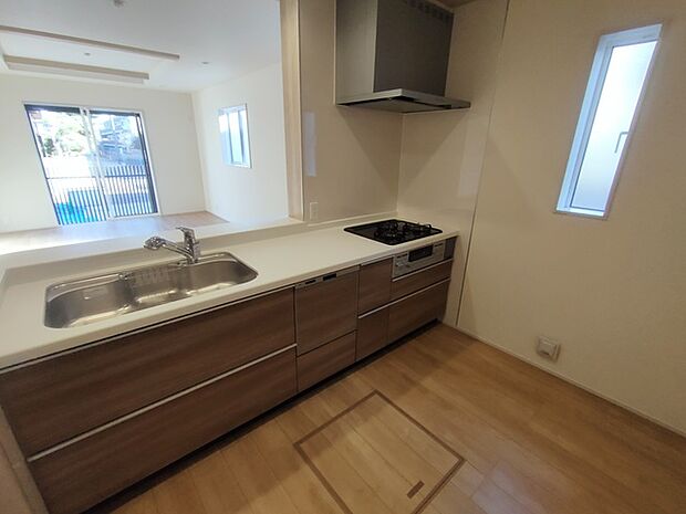 料理をしながらでも、ご家族との会話を楽しめる対面キッチン。 