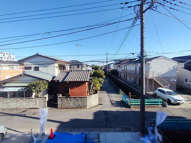 車通りの少ない閑静な住宅地、のびのびした子育てに適します。 