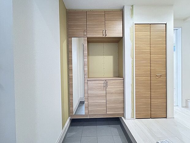 玄関を開けたらシューズボックス、使いやすい配置です。 