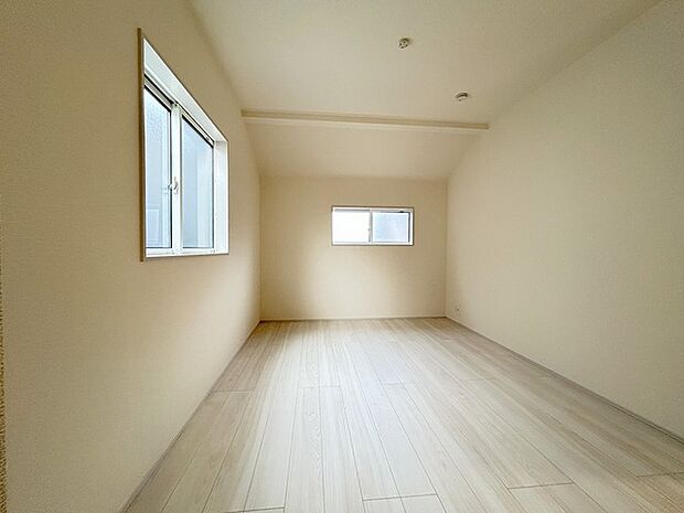 住宅街の2階南向きのお部屋、日当たりはご覧のとおり良好です。 