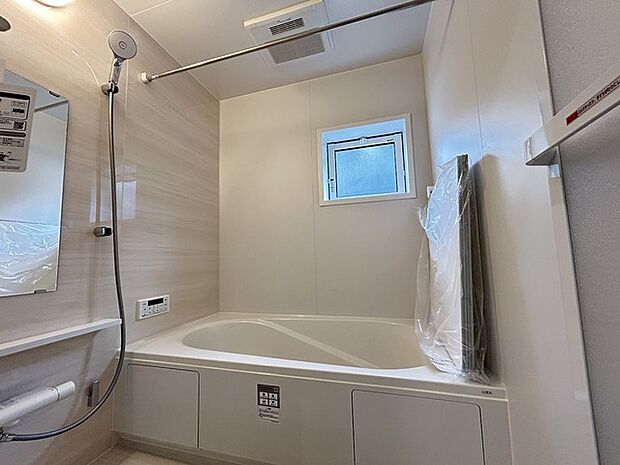 広々1坪タイプのゆったり浴室ユニット。防カビ・抗菌素材なのもうれしい。 