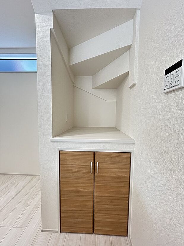 階段の下の空間も無駄にしない一工夫、ここにも小さな収納があります。 