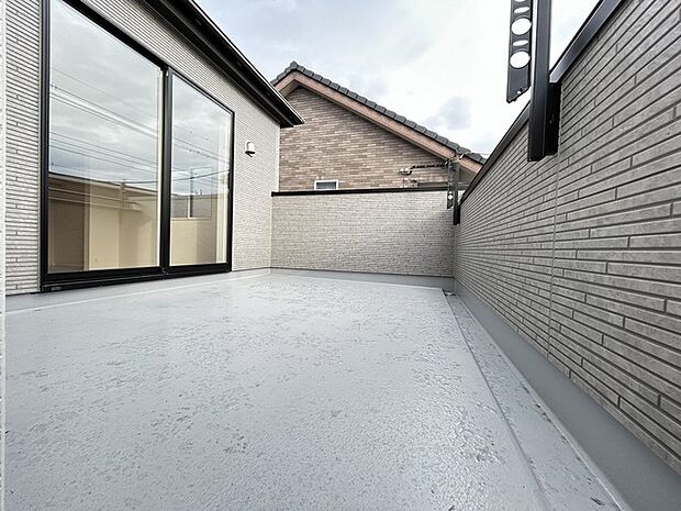 ゆとりの広さを確保したバルコニー。お布団を干すのも、この広さならラクラク。 