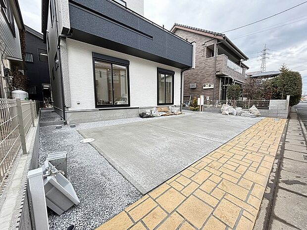 並列3台駐車可能な、ゆとりのカースペースがここに。 